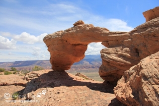 Tukuhnikivatz Arch (Moab behind the rocks)