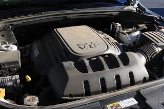 peek into motor bay: the V8 5.7l engine