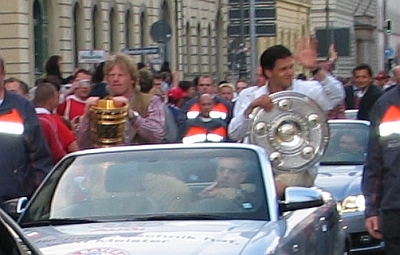 Oliver Kahn (with German cup) and Michael Ballack (Meisterschale) driving towards Marienplatz
